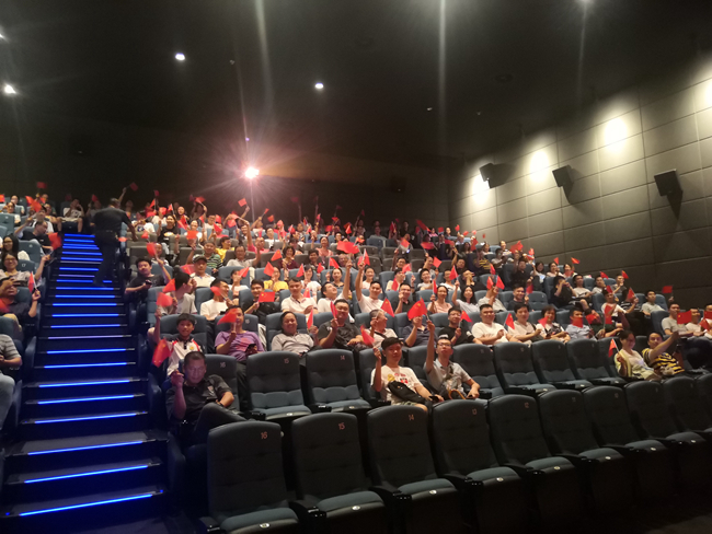 j9国际员工集体观影《我和我的祖国》